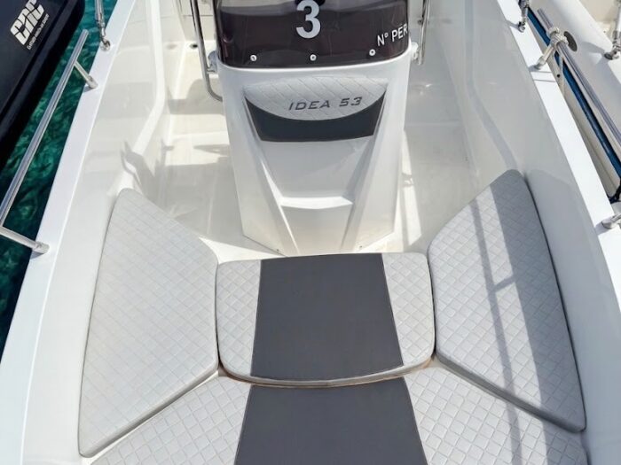 Dettaglio del pozzetto della barca Idea 53 per noleggio ad Alghero