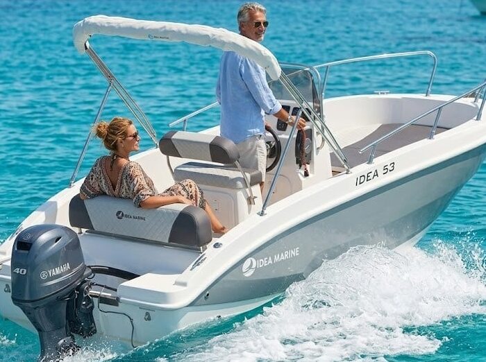 Affitto Idea 53 Alghero: la barca in navigazione verso le scogliere di Capo Caccia