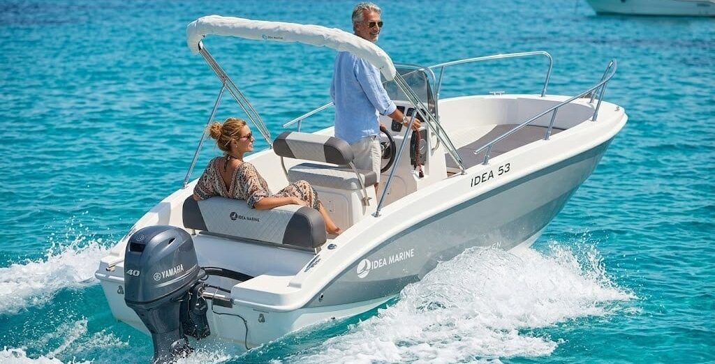 Affitto Idea 53 Alghero: la barca in navigazione verso le scogliere di Capo Caccia