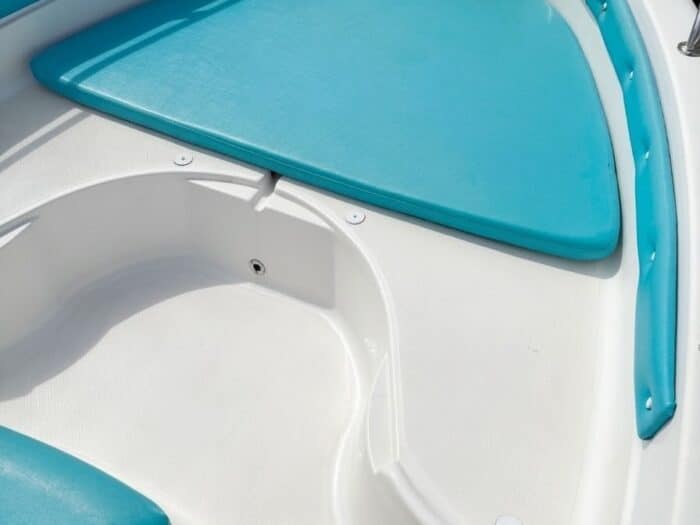 Dettaglio cuscineria acquamarina per affitto barche Alghero 2026