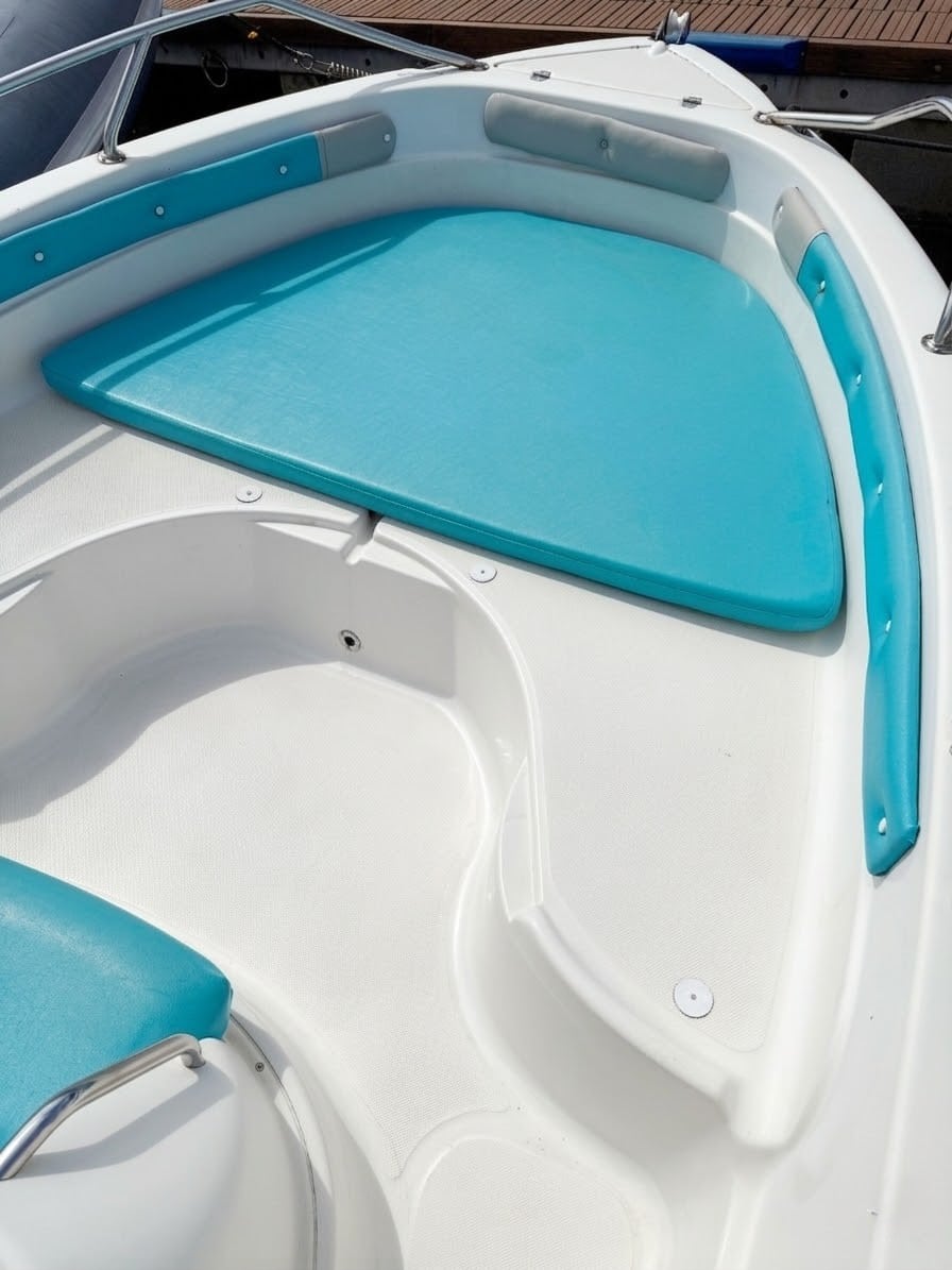 Dettaglio cuscineria acquamarina per affitto barche Alghero 2026