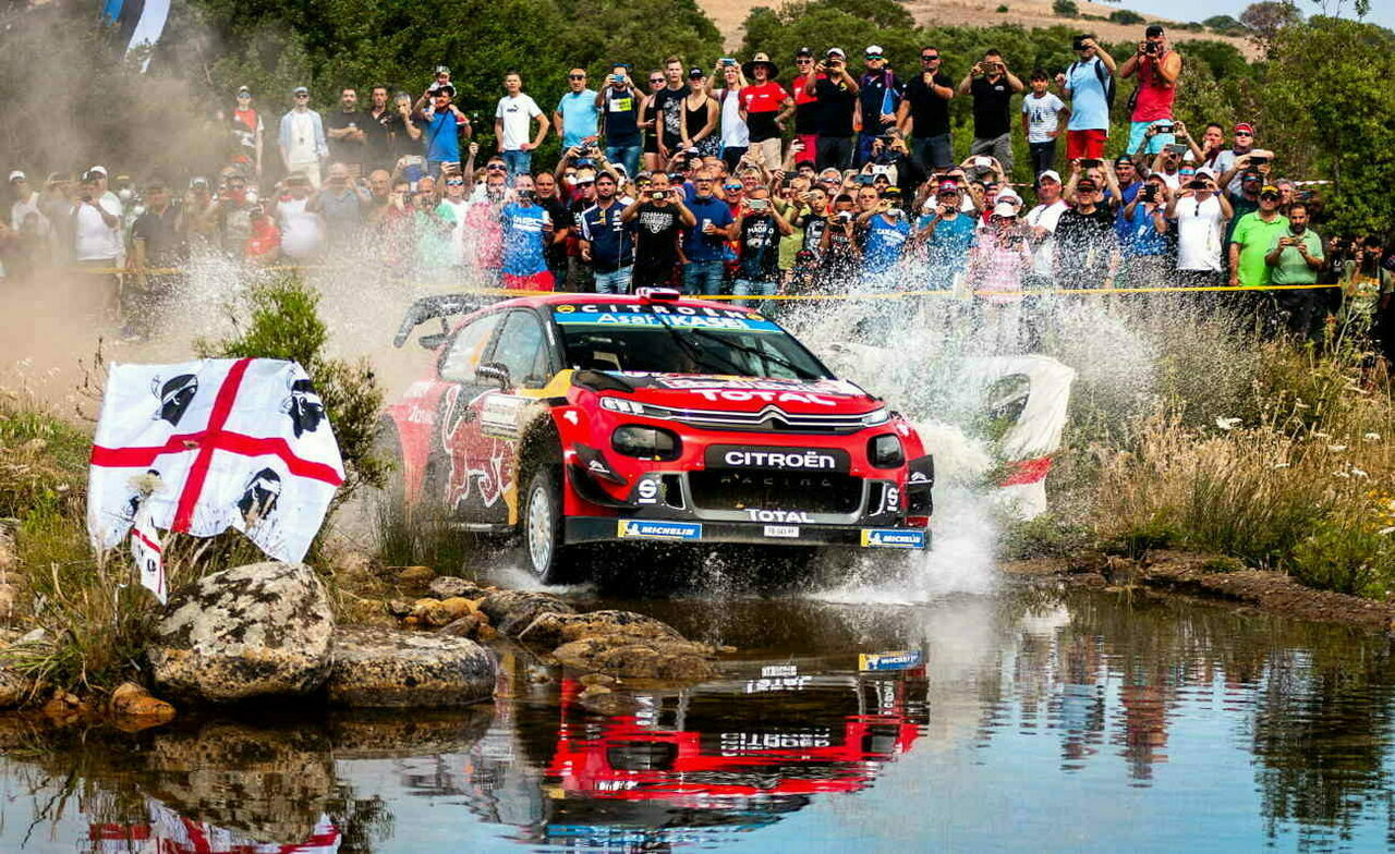 Un'auto da rally WRC (Hyundai) sfreccia a tutta velocità su uno sterrato in Sardegna durante il WRC Sardegna 2026 ad Alghero, sollevando una nuvola di polvere.