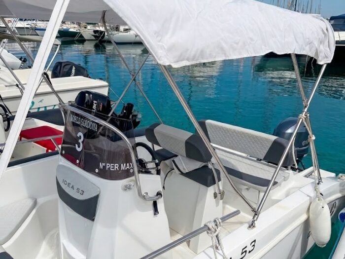 Barca Idea 53 a noleggio ad Alghero dotata di ampio tendalino parasole