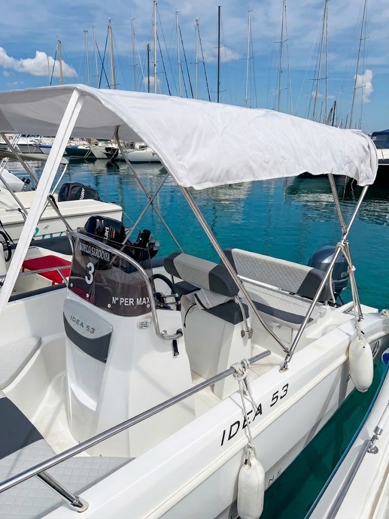 Barca Idea 53 a noleggio ad Alghero dotata di ampio tendalino parasole