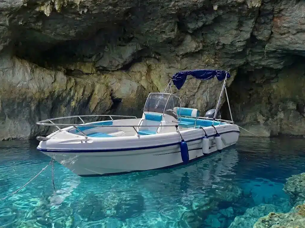 Noleggio barche Alghero per esplorare la Grotta dei Palombi a Capo Caccia
