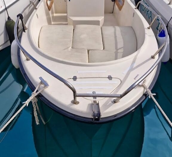 Barca a noleggio senza patente ad Alghero: vista interna spaziosa per la stagione %currentyear%