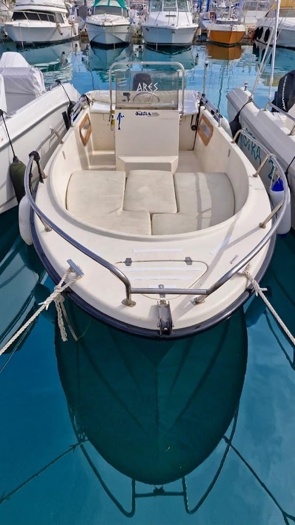 Barca a noleggio senza patente ad Alghero: vista interna spaziosa per la stagione %currentyear%