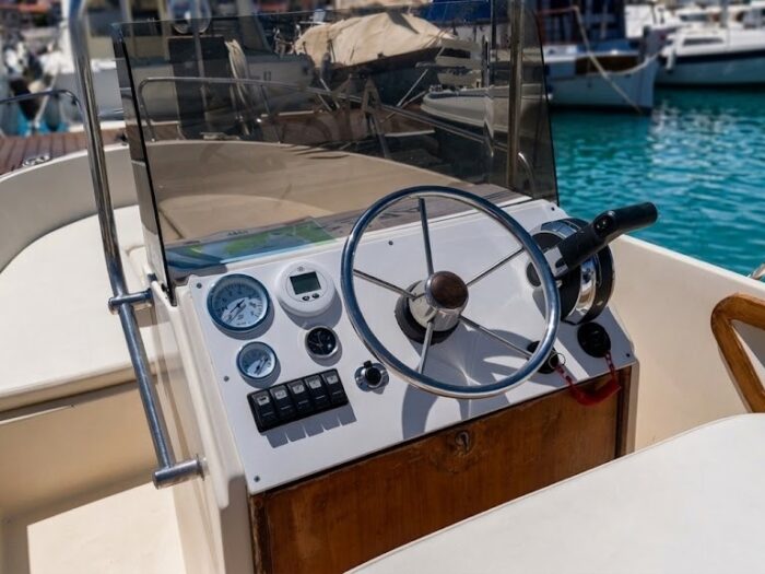Console di guida intuitiva per barca a noleggio Alghero senza patente