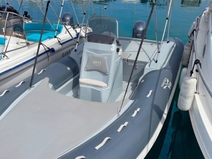 Ampio prendisole di prua del gommone Trimarchi 580 a noleggio ad Alghero