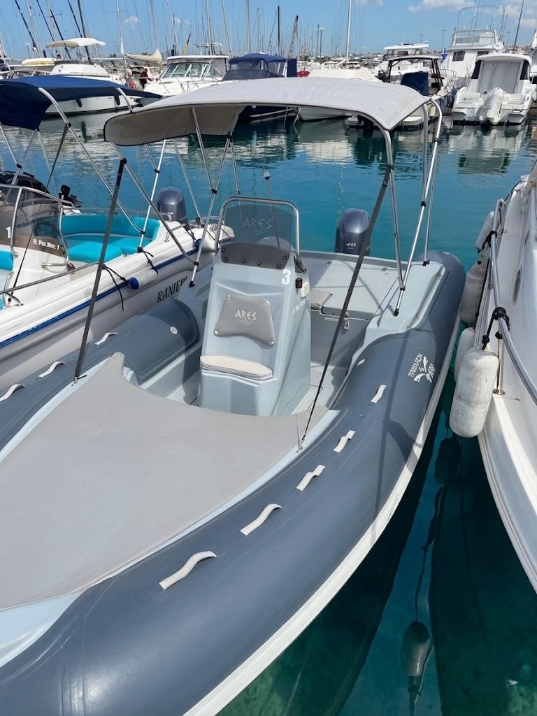 Ampio prendisole di prua del gommone Trimarchi 580 a noleggio ad Alghero