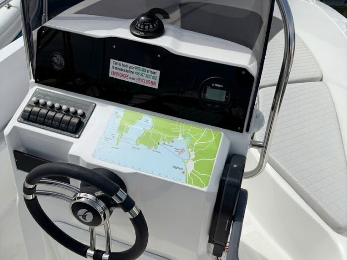 Console di guida intuitiva della barca Idea 53 per noleggio ad Alghero senza patente
