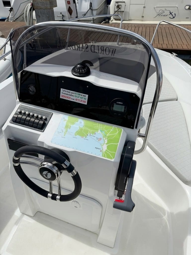 Console di guida intuitiva della barca Idea 53 per noleggio ad Alghero senza patente