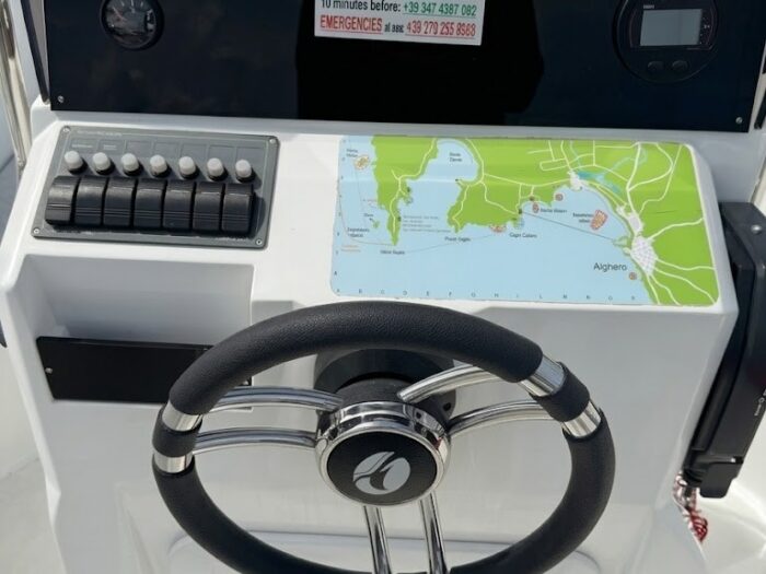 Mappa della costa di Alghero sulla console della barca Idea 53 a noleggio