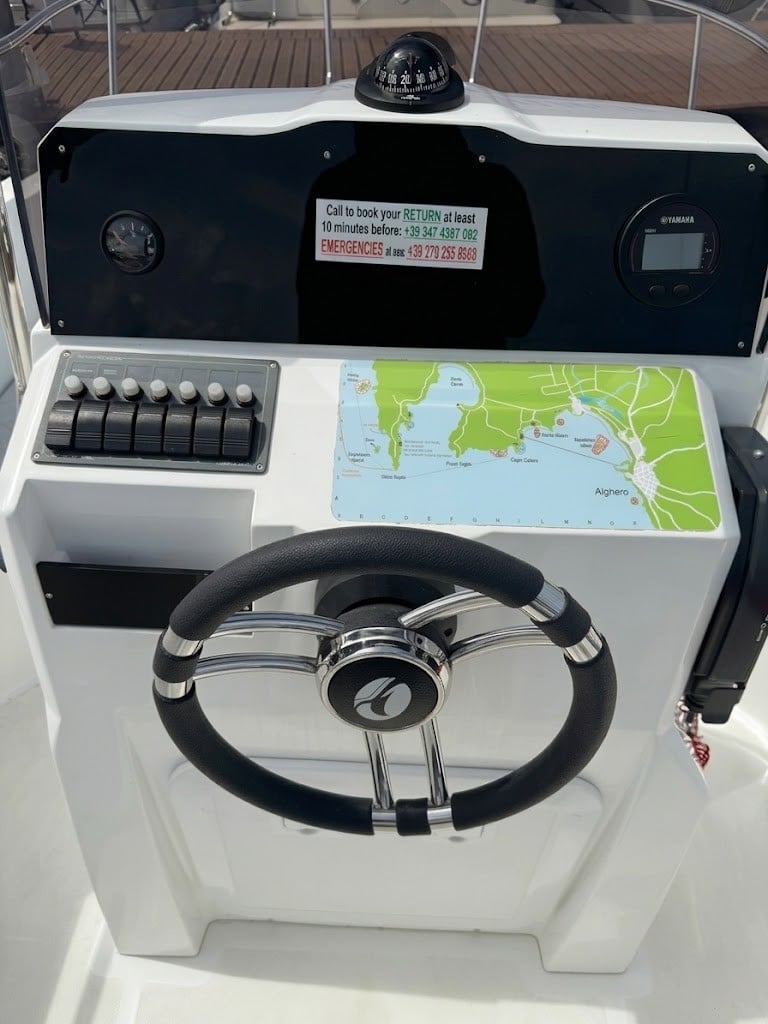Mappa della costa di Alghero sulla console della barca Idea 53 a noleggio