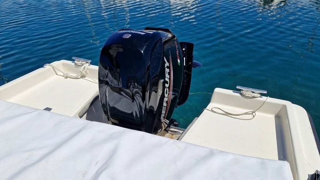 Motore 40cv affidabile per il noleggio barca Alghero senza patente