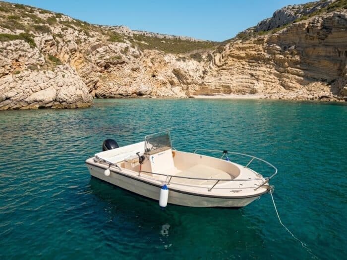 Esplorazione delle grotte di Capo Caccia con barca a noleggio senza patente