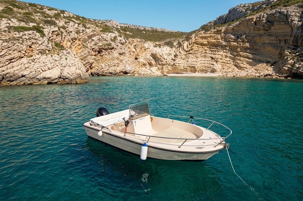 Esplorazione delle grotte di Capo Caccia con barca a noleggio senza patente