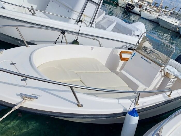 Barca open pronta per il noleggio ad Alghero presso la nostra base Ares