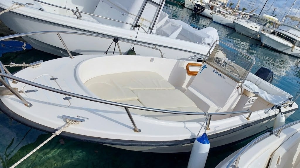 Barca open pronta per il noleggio ad Alghero presso la nostra base Ares