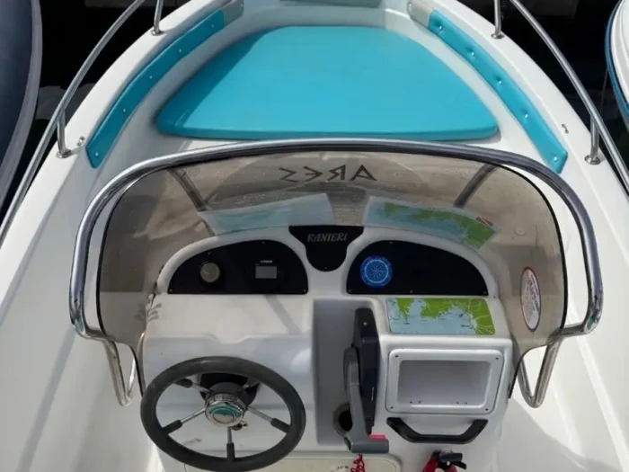 Area prendisole di prua della barca Ranieri Soverato a noleggio ad Alghero