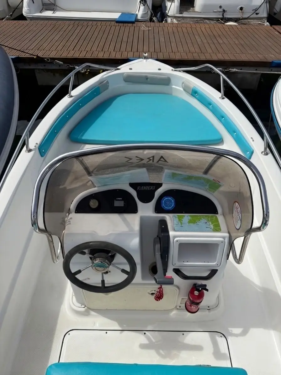 Area prendisole di prua della barca Ranieri Soverato a noleggio ad Alghero