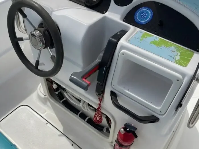 Postazione di guida ergonomica per il noleggio barche Alghero senza patente