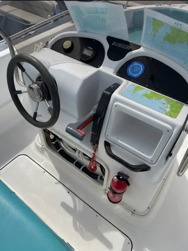 Postazione di guida ergonomica per il noleggio barche Alghero senza patente
