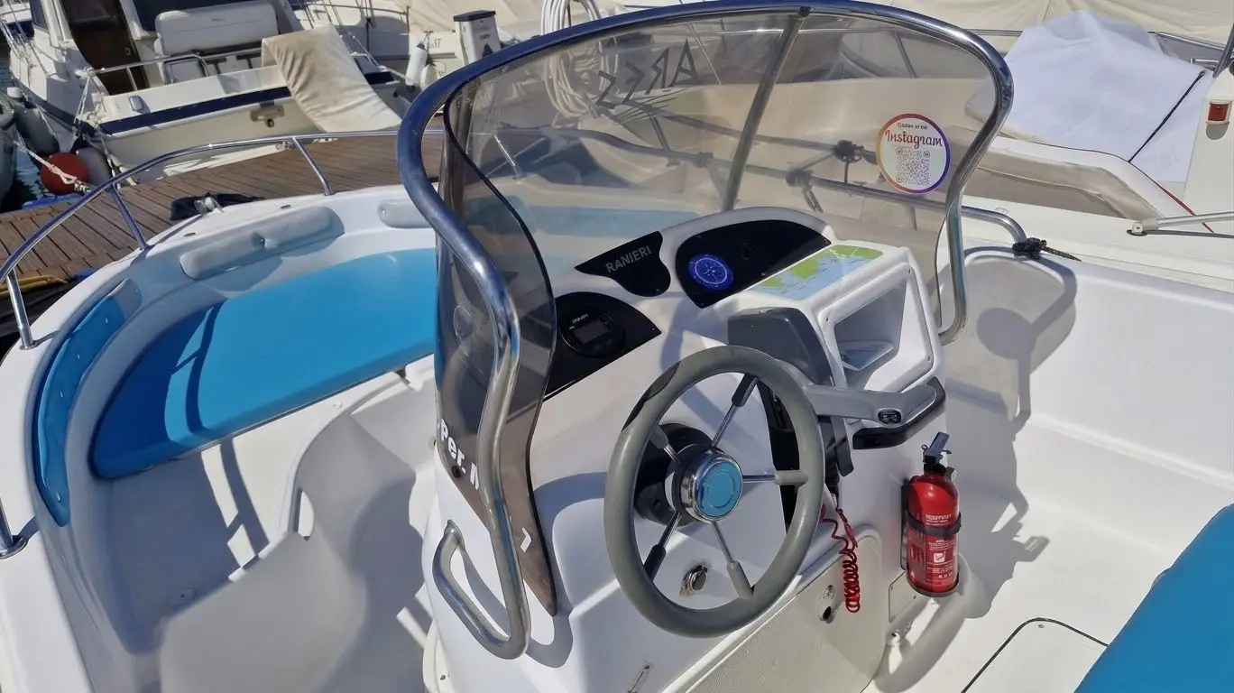 Postazione di guida semplice per noleggio barche Alghero senza patente
