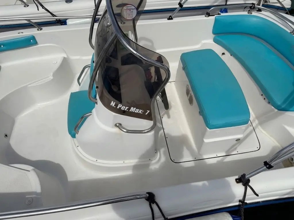 Comodo divanetto di poppa della Ranieri Soverato per il noleggio barche ad Alghero