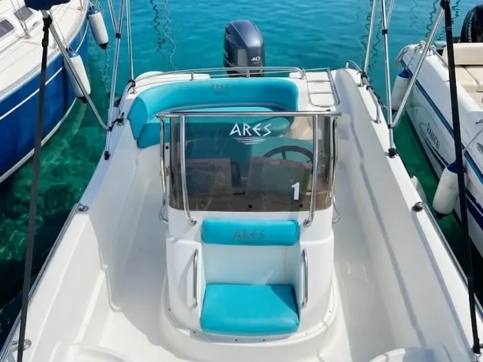 Interni e layout della barca Ranieri Soverato per noleggio barche Alghero