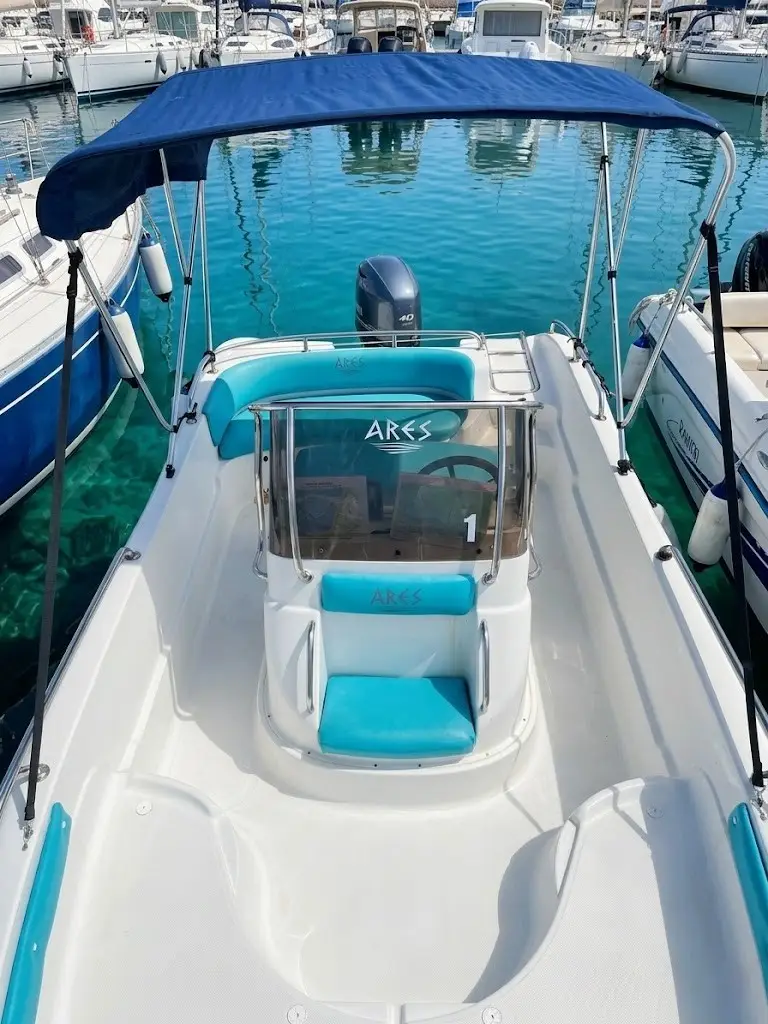 Interni e layout della barca Ranieri Soverato per noleggio barche Alghero