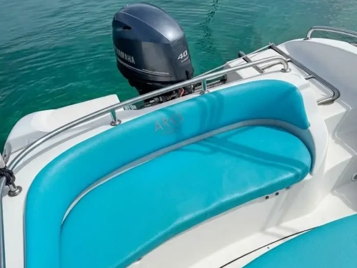 Dettaglio motore Yamaha 40cv per noleggio barche Alghero senza patente