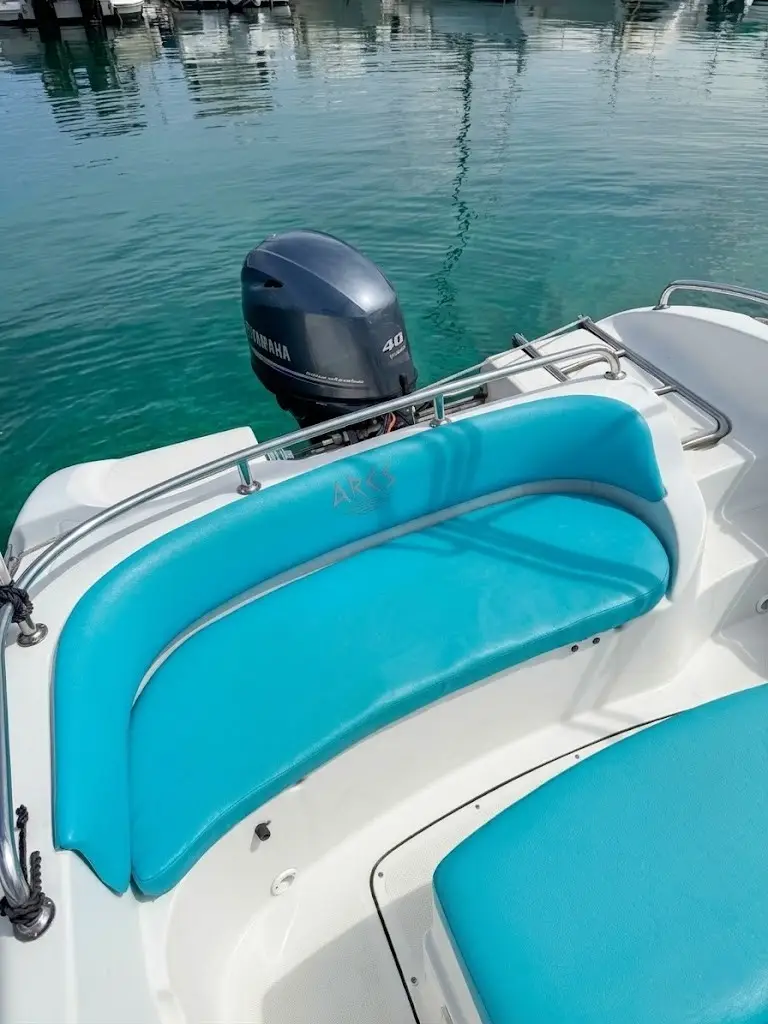 Dettaglio motore Yamaha 40cv per noleggio barche Alghero senza patente