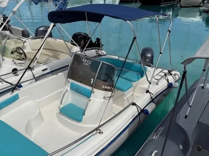 Barca a noleggio ormeggiata a Porto Conte per noleggio barche Alghero