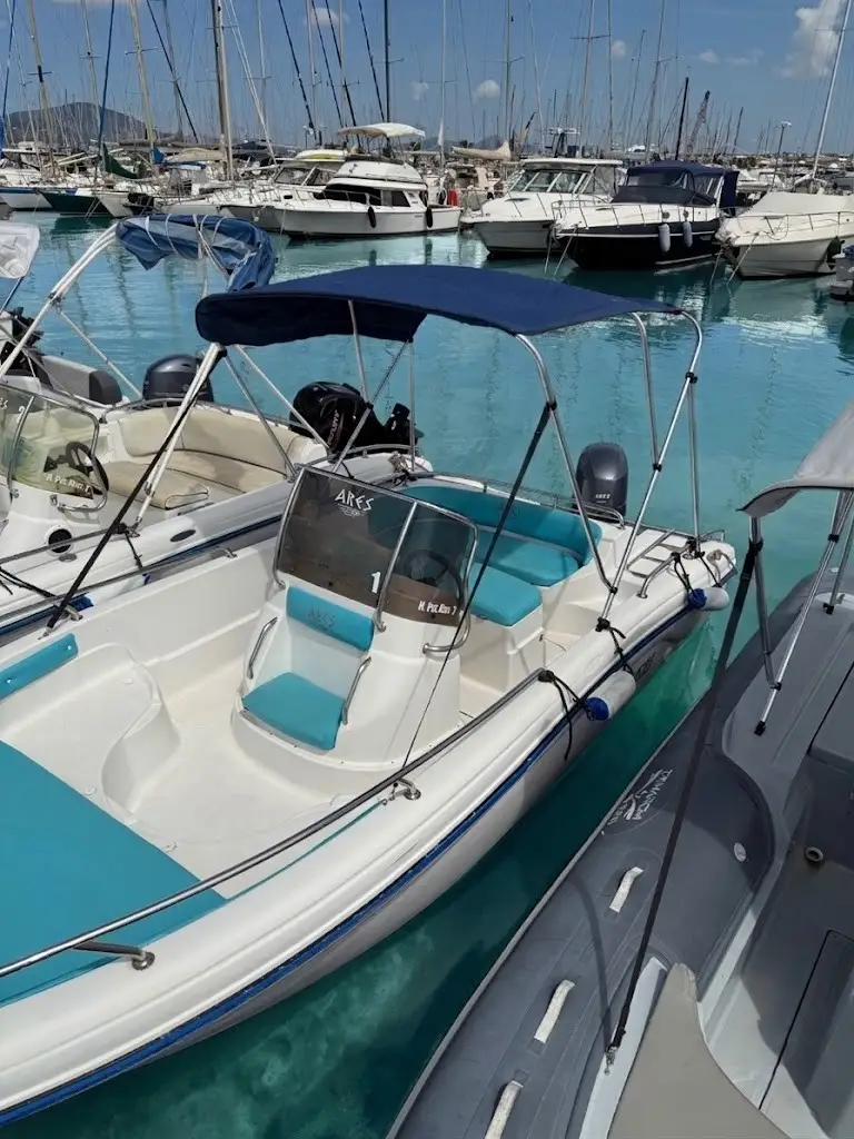 Barca a noleggio ormeggiata a Porto Conte per noleggio barche Alghero