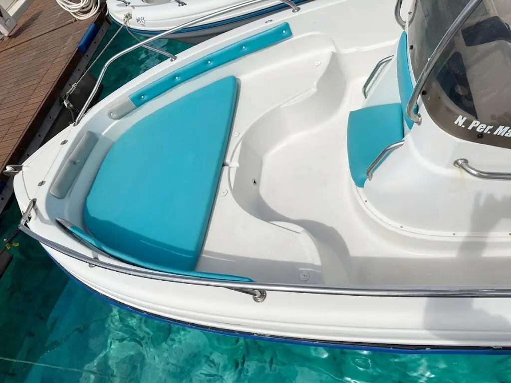 Ampio prendisole di prua della barca a noleggio Ranieri Soverato ad Alghero