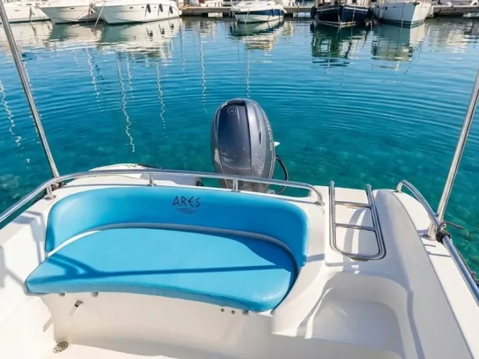 Vista mare dalla barca a noleggio durante un tour ad Alghero