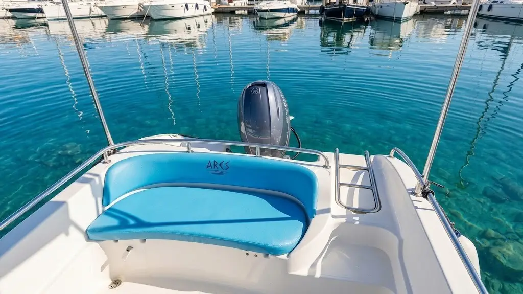 Vista mare dalla barca a noleggio durante un tour ad Alghero