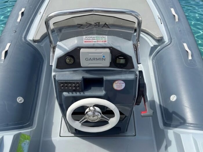 Dettaglio volante e comandi del gommone a noleggio Alghero senza patente