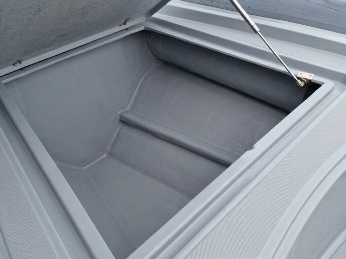 Gavone di stivaggio spazioso sul gommone a noleggio ad Alghero