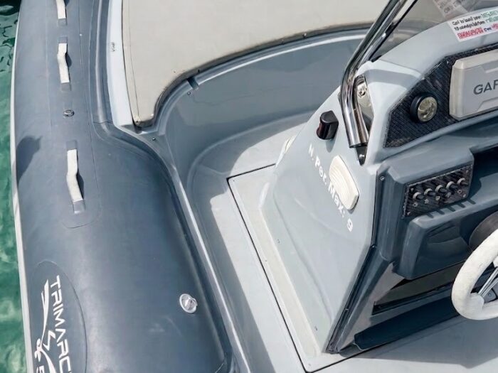 Postazione di guida ergonomica del gommone Trimarchi 580 per noleggio ad Alghero