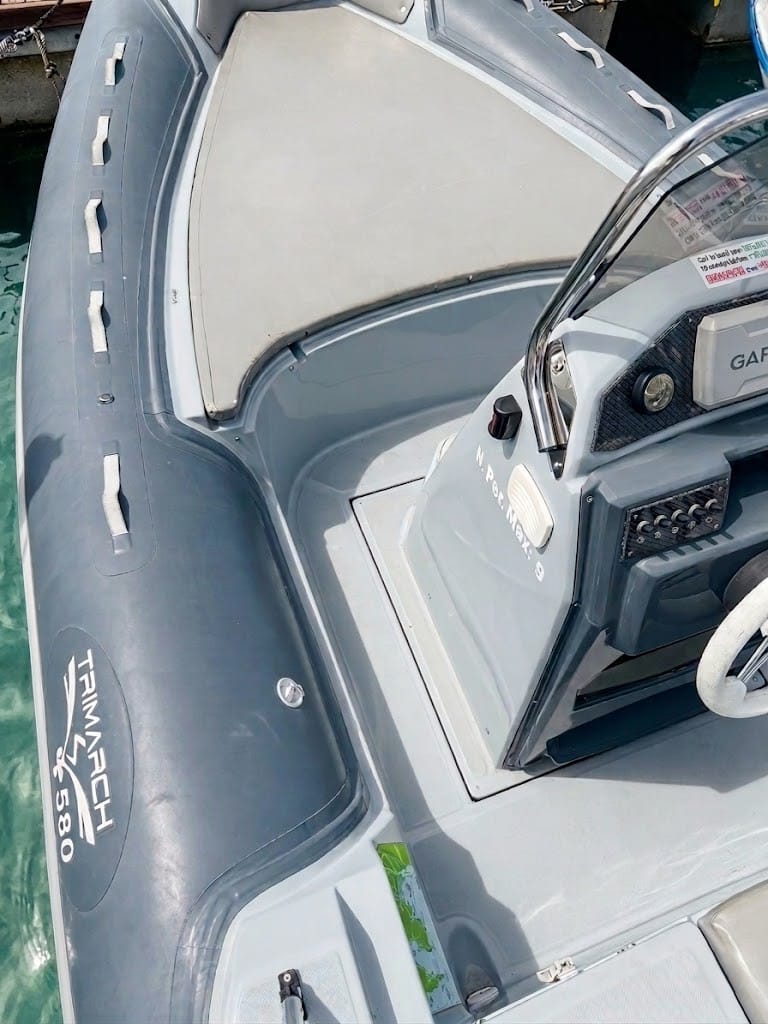 Postazione di guida ergonomica del gommone Trimarchi 580 per noleggio ad Alghero