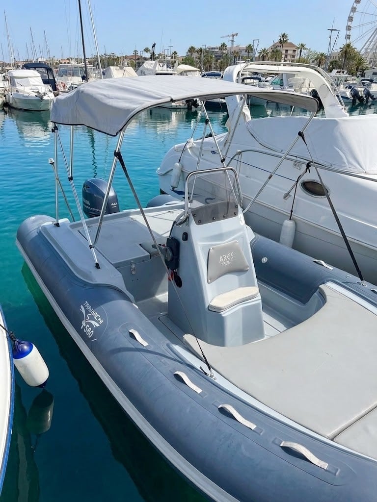 Gommone Trimarchi 580 pronto per il servizio noleggio gommoni Alghero