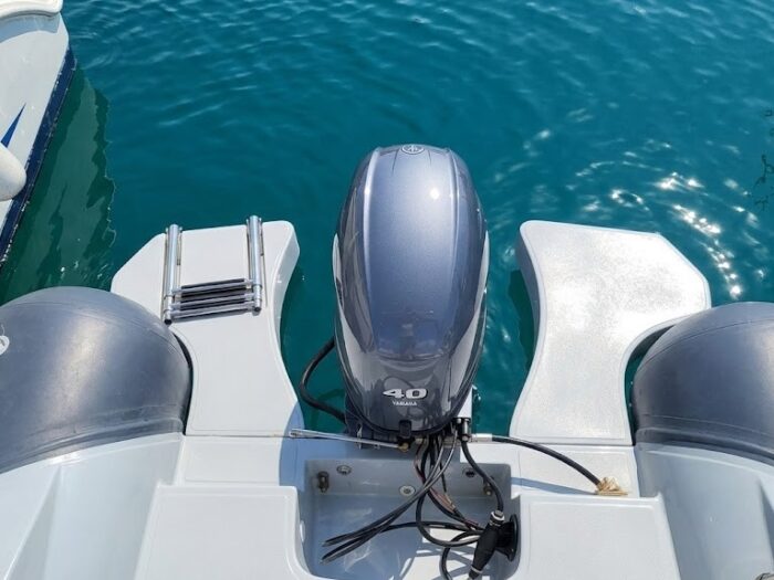 Dettaglio spiaggine di poppa e scaletta di risalita sul gommone a noleggio Alghero