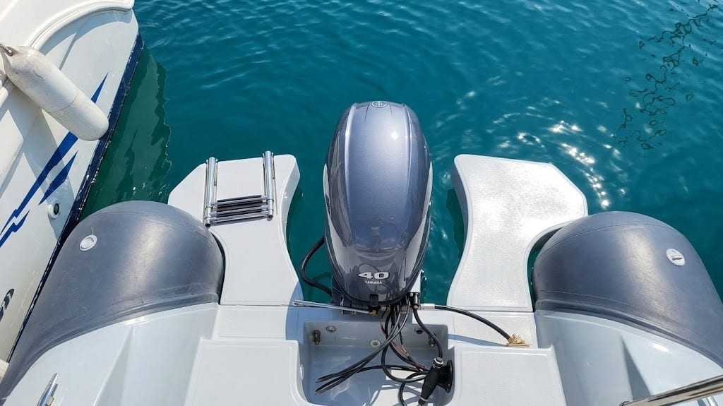 Dettaglio spiaggine di poppa e scaletta di risalita sul gommone a noleggio Alghero