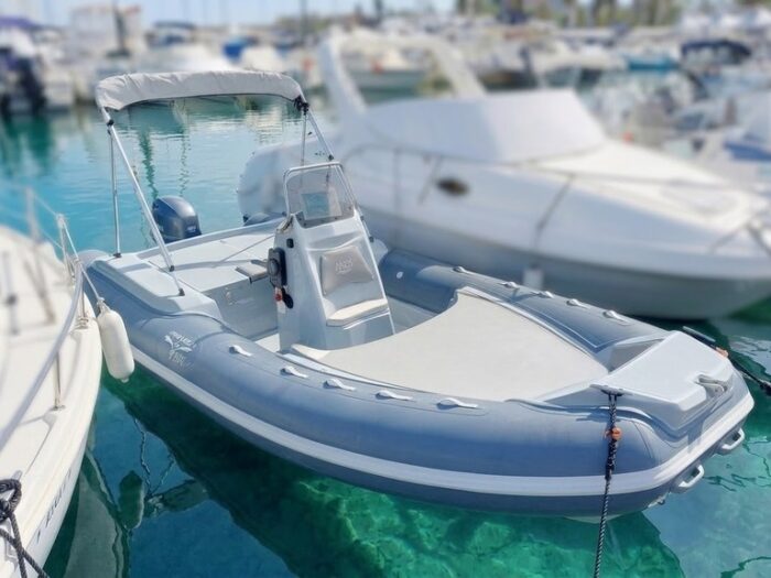 Noleggio gommoni Alghero: il nuovo Trimarchi 580 di Ares per la stagione %currentyear%