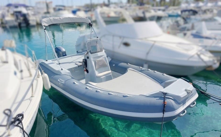 Noleggio gommoni Alghero: il nuovo Trimarchi 580 di Ares per la stagione %currentyear%
