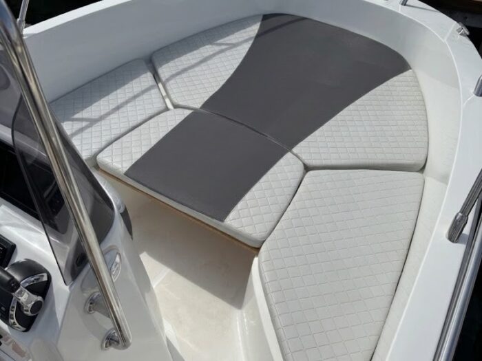 Cuscineria prendisole di prua della barca Idea 53 a noleggio ad Alghero