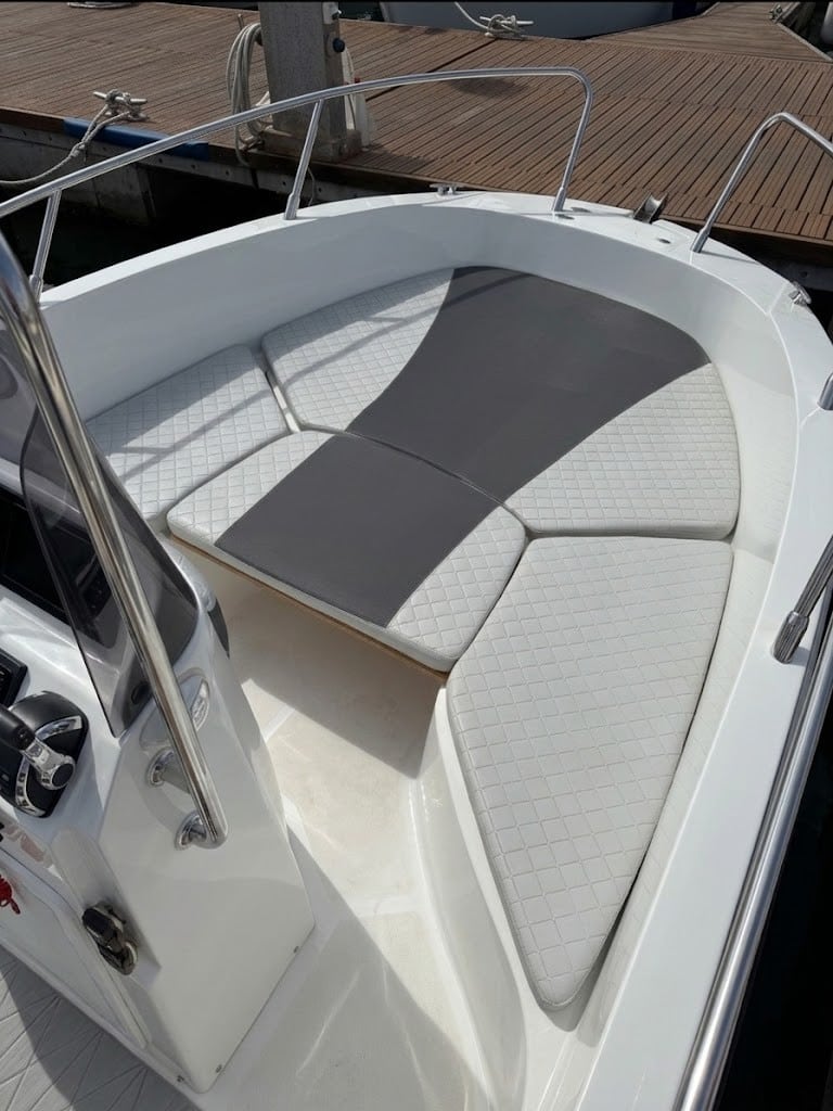 Cuscineria prendisole di prua della barca Idea 53 a noleggio ad Alghero