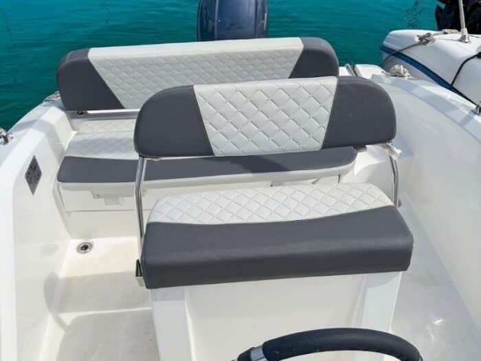 Dettaglio cuscineria bicolore della barca a noleggio Idea 53 ad Alghero